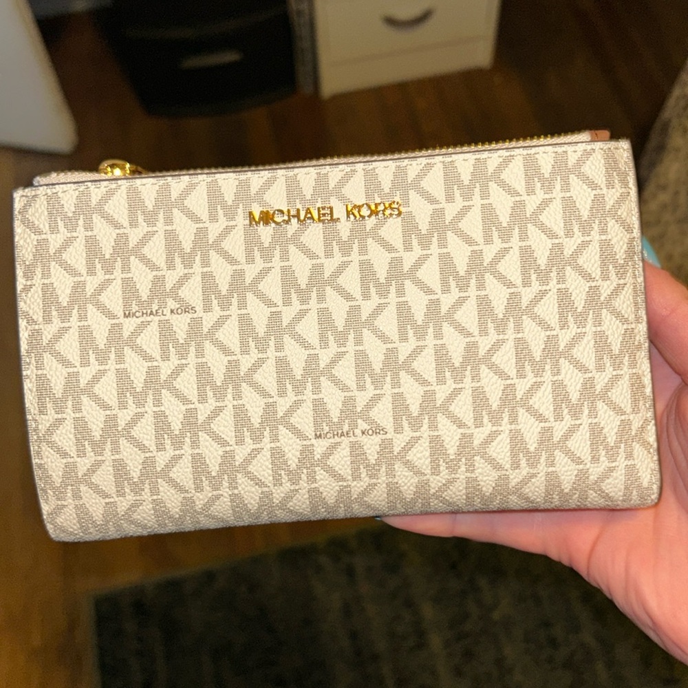 Michael Kors Jet Set Logo Smartphone Wallet ✨